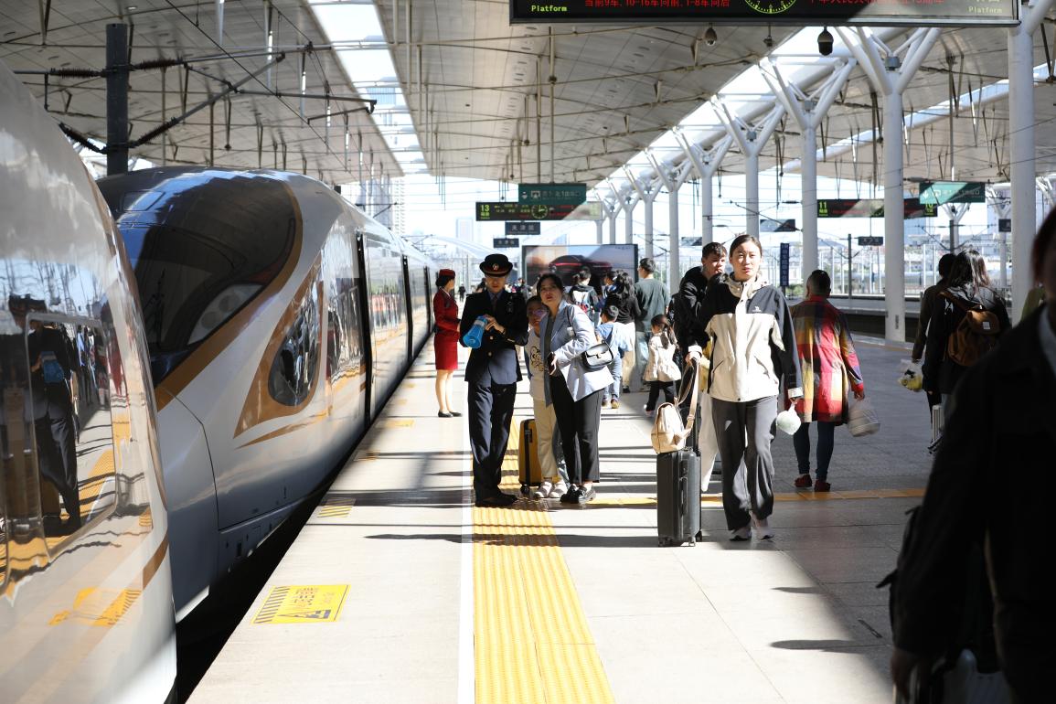 旅客在站臺(tái)準(zhǔn)備乘車。受訪方供圖