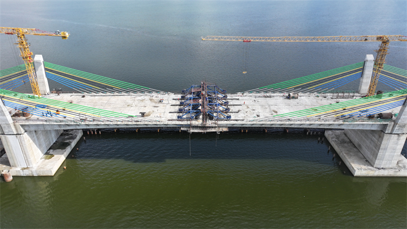 圖為馬古富力大橋合龍現(xiàn)場。中土東非公司供圖