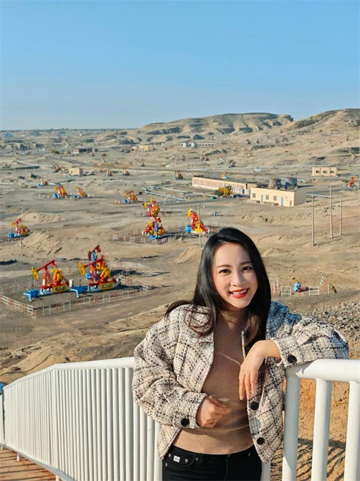 中泰文化推廣達人張愛玲參觀克拉瑪依百里油區(qū)。受訪者供圖