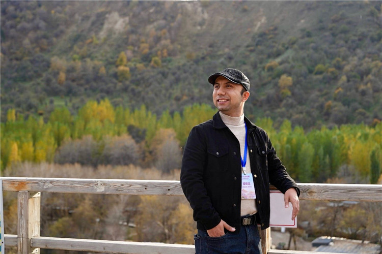 阿布德吾力參加“萬人說新疆”優(yōu)秀作者媒體行活動留影。受訪者供圖