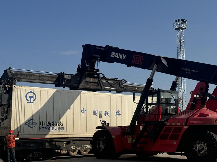 春節(jié)期間，起重機(jī)吊裝即將發(fā)運(yùn)的冷鏈集裝箱。李加勇攝