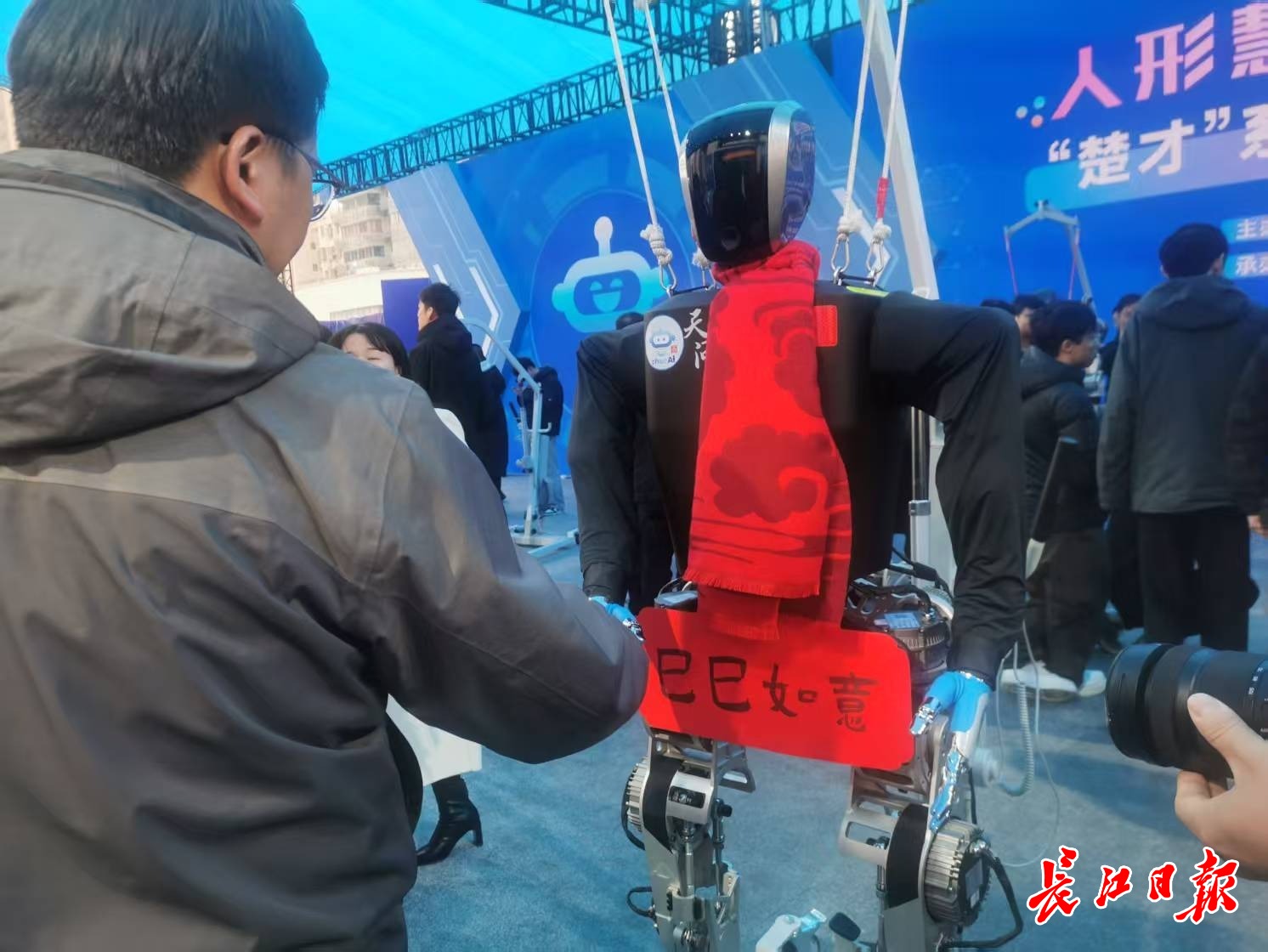 “天問”人形機(jī)器人和參觀市民握手，互致新年快樂。 長(zhǎng)江日?qǐng)?bào)記者陳永權(quán) 攝