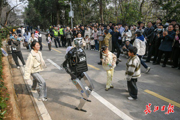 “智警小珞”人形機(jī)器人和小朋友們斗舞。長(zhǎng)江日?qǐng)?bào)記者史偉 攝