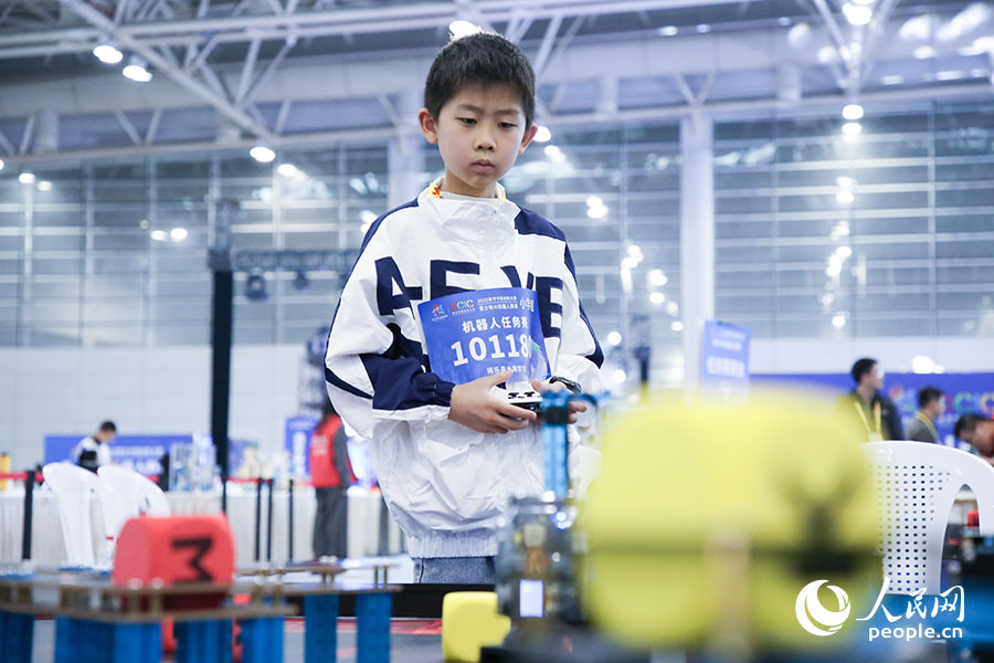 參加2025數(shù)字中國創(chuàng)新大賽青少年AI機(jī)器人賽道決賽的小選手。人民網(wǎng)記者 焦艷攝