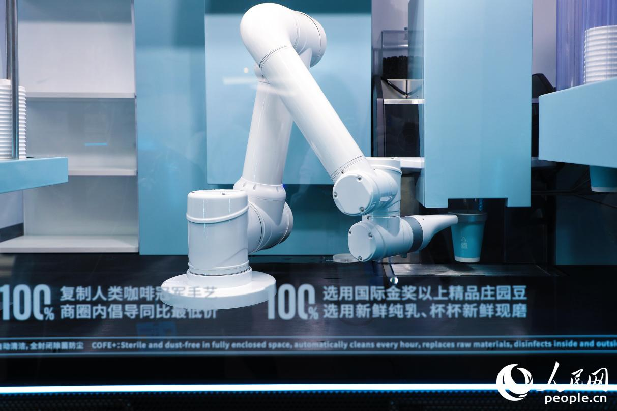 機(jī)器人現(xiàn)磨咖啡。人民網(wǎng) 李唯一攝