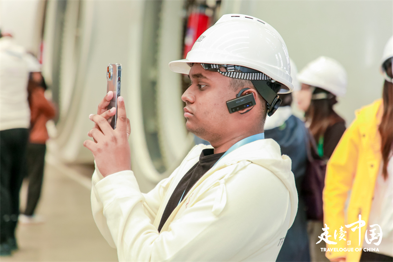 斐濟廣播公司記者尼基爾·庫馬爾（Nikhil Kumar）參觀運達風(fēng)電裝備制造廠房。環(huán)球網(wǎng)供圖