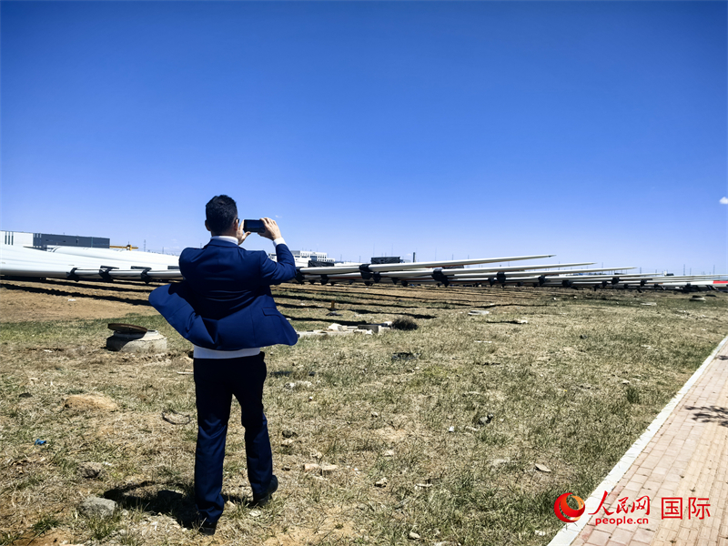 外媒記者拍攝廠房外的風(fēng)力渦輪發(fā)電機的巨型漿葉。人民網(wǎng) 楊春燕攝