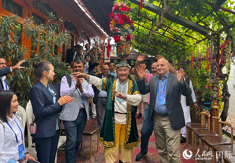 5月24日，外國媒體人在伊寧市喀贊其民俗旅游區(qū)參觀體驗(yàn)。 人民網(wǎng)記者 翟轉(zhuǎn)麗攝