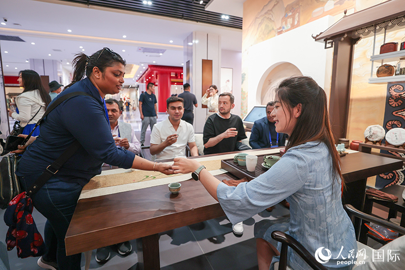 5月25日，外國媒體人在霍爾果斯國際邊境合作中心中國文化館參觀。人民網(wǎng)記者 張武軍攝