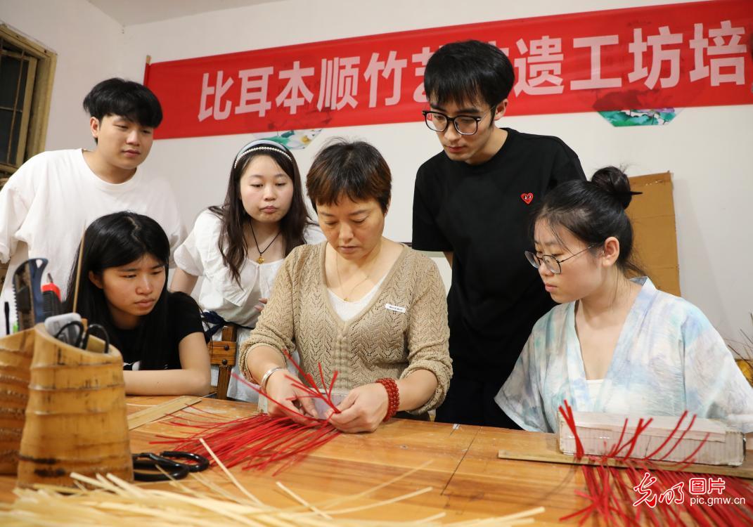 直播助農(nóng)、健康義診、扮靚街巷……青年學(xué)子暑期返鄉(xiāng)服務(wù)桑梓