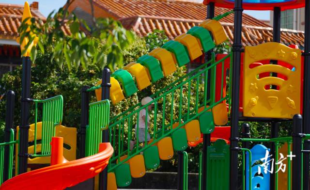 崖口村近年來也大力發(fā)展村里的基礎(chǔ)設(shè)施建設(shè)，尤其為老人和小孩提供更多的休閑娛樂場所。