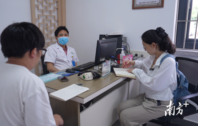 公共服務(wù)調(diào)研組在崖口村衛(wèi)生站調(diào)研。