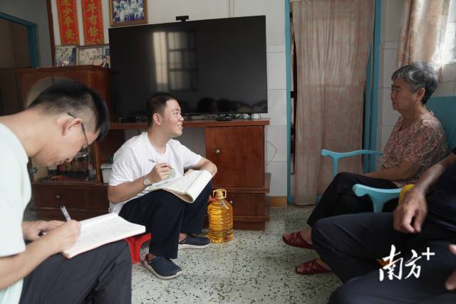 文化組的兩名成員正入戶探訪。