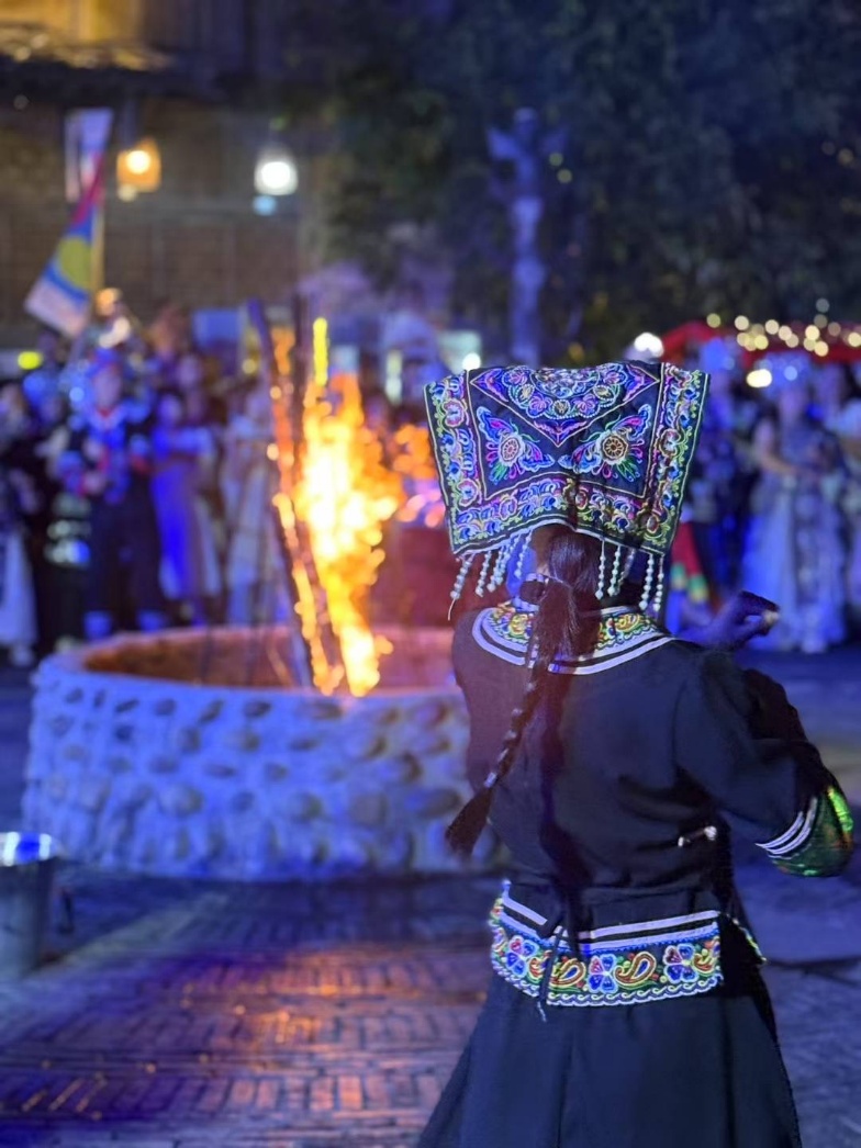 2025年7月，貴州烏江寨“萬人打跳夜”現(xiàn)場(chǎng)。受訪者供圖