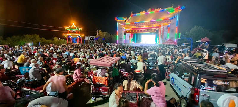 “戲曲進鄉(xiāng)村”在吉安城村演出。姚二曼攝