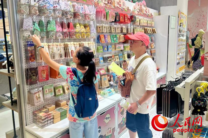 游客在文創(chuàng)店挑選商品。人民網(wǎng)記者 鄒星攝