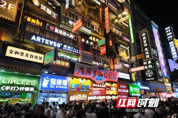 “五一”假期五一商圈客流激增，網(wǎng)紅長(zhǎng)沙再現(xiàn)頂流效應(yīng)。.jpg
