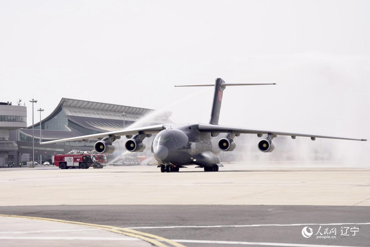 沈陽桃仙國際機(jī)場以“過水門”最高禮遇迎接英烈回家。人民網(wǎng)記者 邱宇哲攝