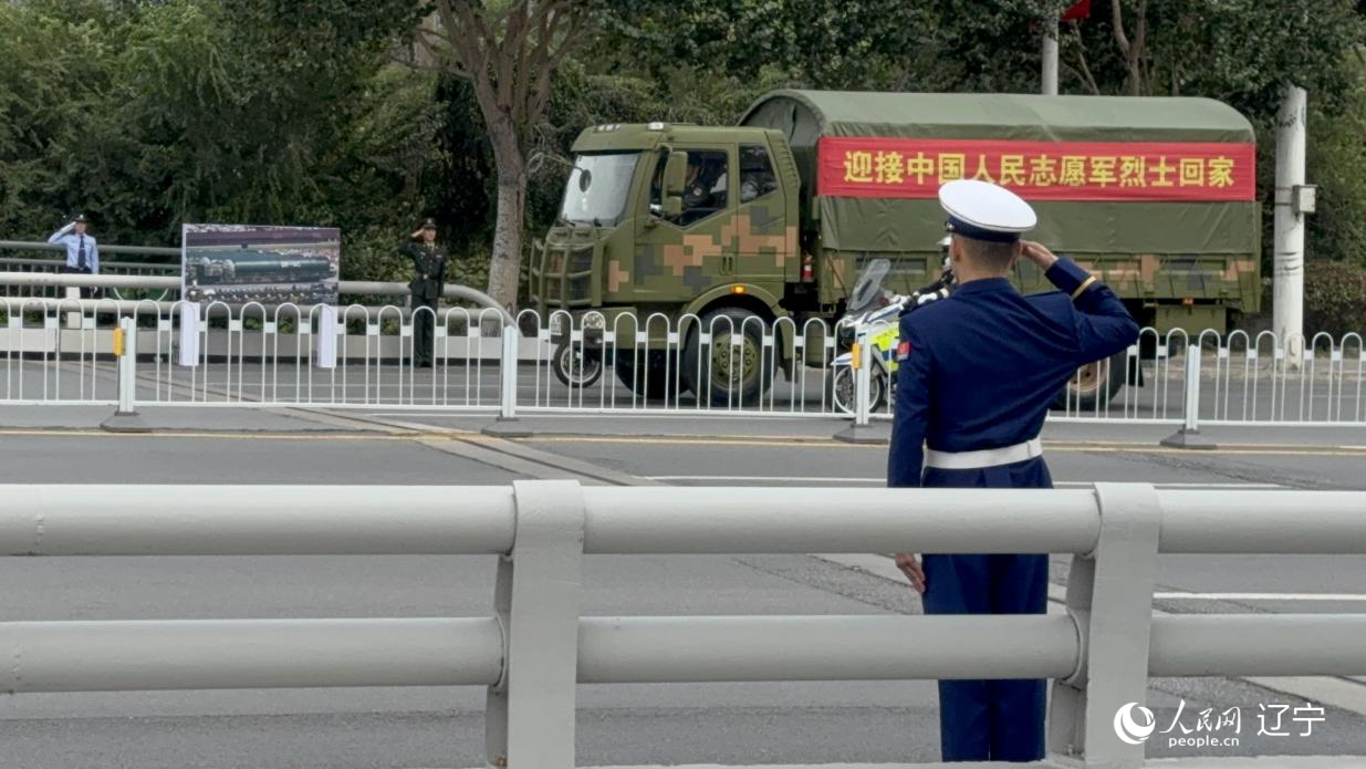 沈陽市渾河橋東側(cè)，擺放著東風(fēng)—5C導(dǎo)彈的受閱照片。人民網(wǎng)記者 湯龍攝