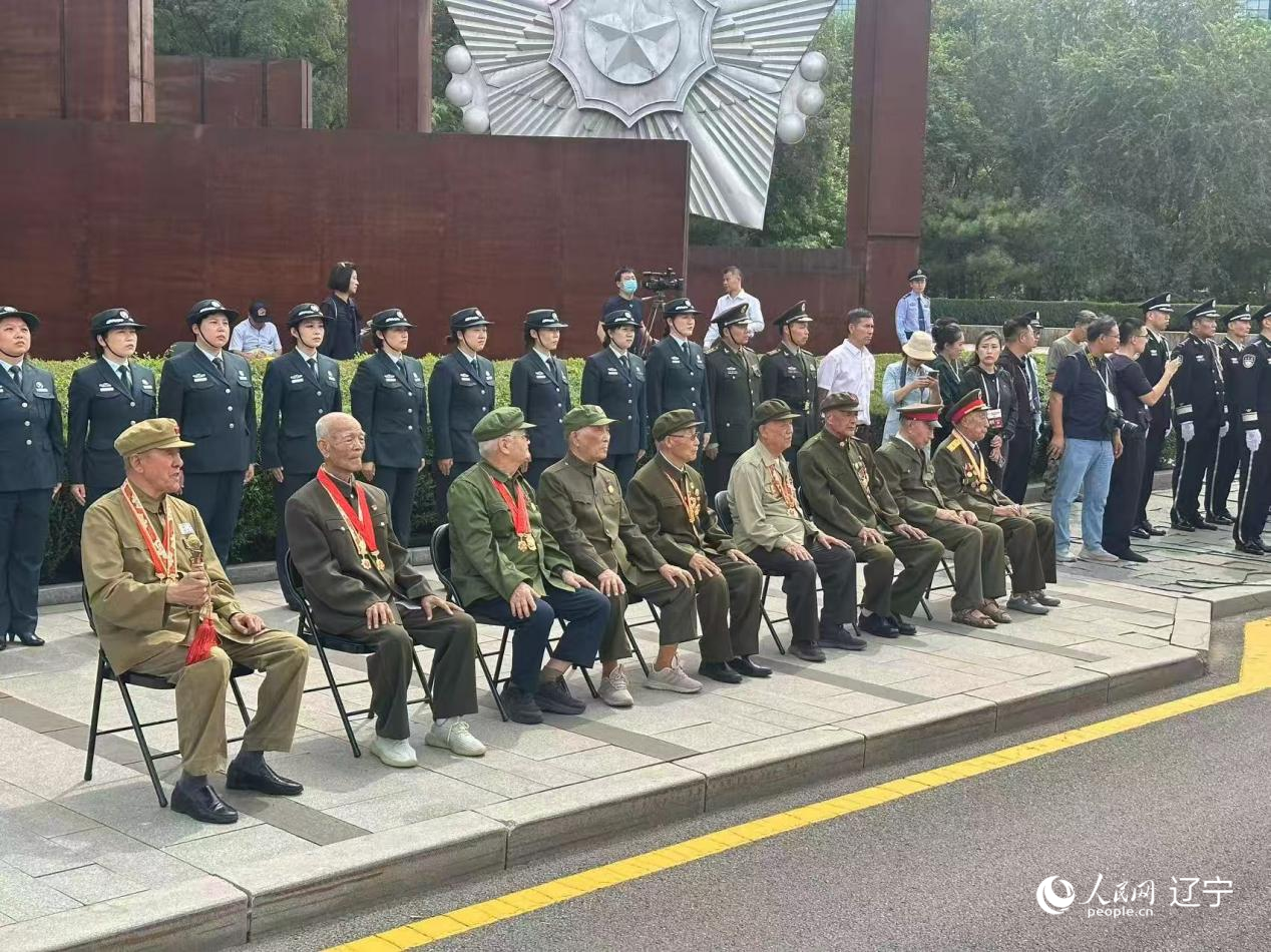 沈陽抗美援朝烈士陵園門前，志愿軍老戰(zhàn)士等候戰(zhàn)友的歸隊(duì)。人民網(wǎng)記者 周頌雪攝