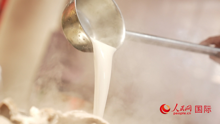 熬制中的徐州羊湯。人民網(wǎng)記者 蘇纓翔攝