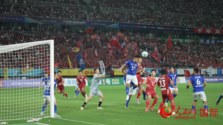 “蘇超”比賽現(xiàn)場。人民網(wǎng)記者 余樂攝