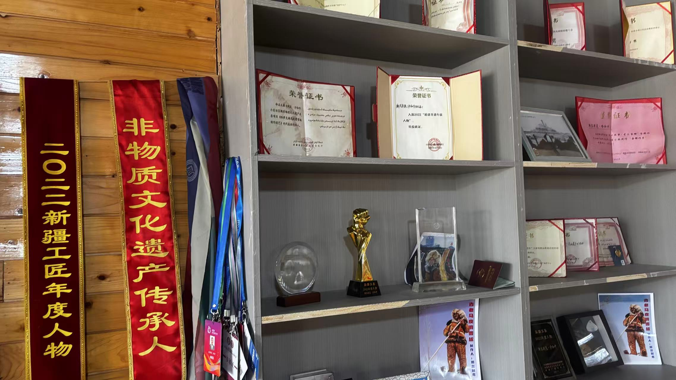 農(nóng)牧民古老毛皮滑雪板制作培訓(xùn)基地榮譽(yù)墻一角。