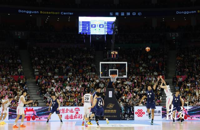 11月12日，十五運(yùn)會男籃成年組決賽，現(xiàn)場有序而熱烈。張由瓊 攝