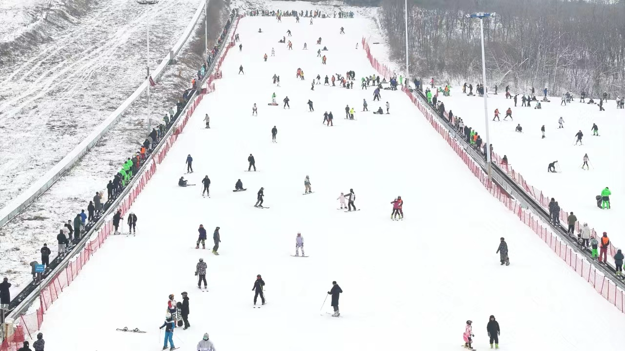 沈陽怪坡國(guó)際滑雪場(chǎng)迎來眾多滑雪愛好者。人民網(wǎng)記者 孝媛攝