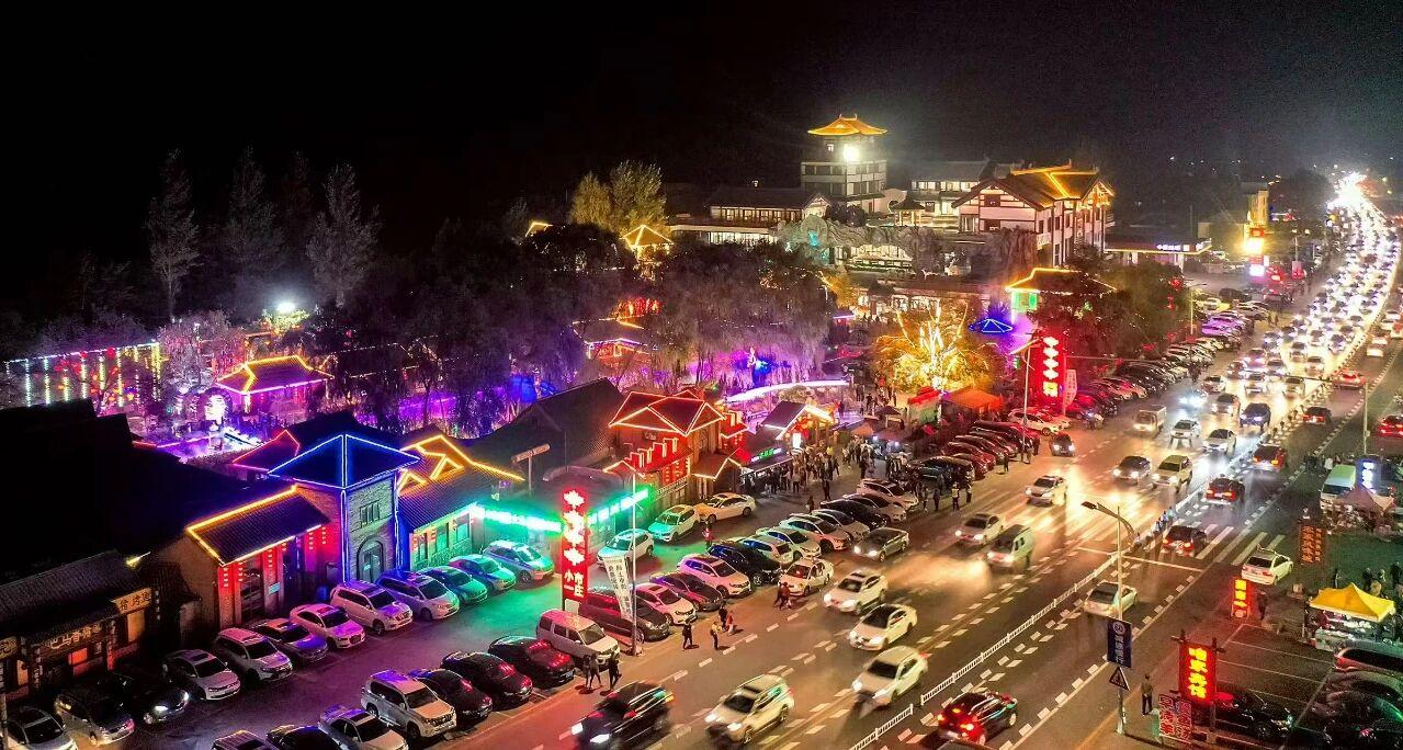 “小市一莊”夜景。受訪者供圖