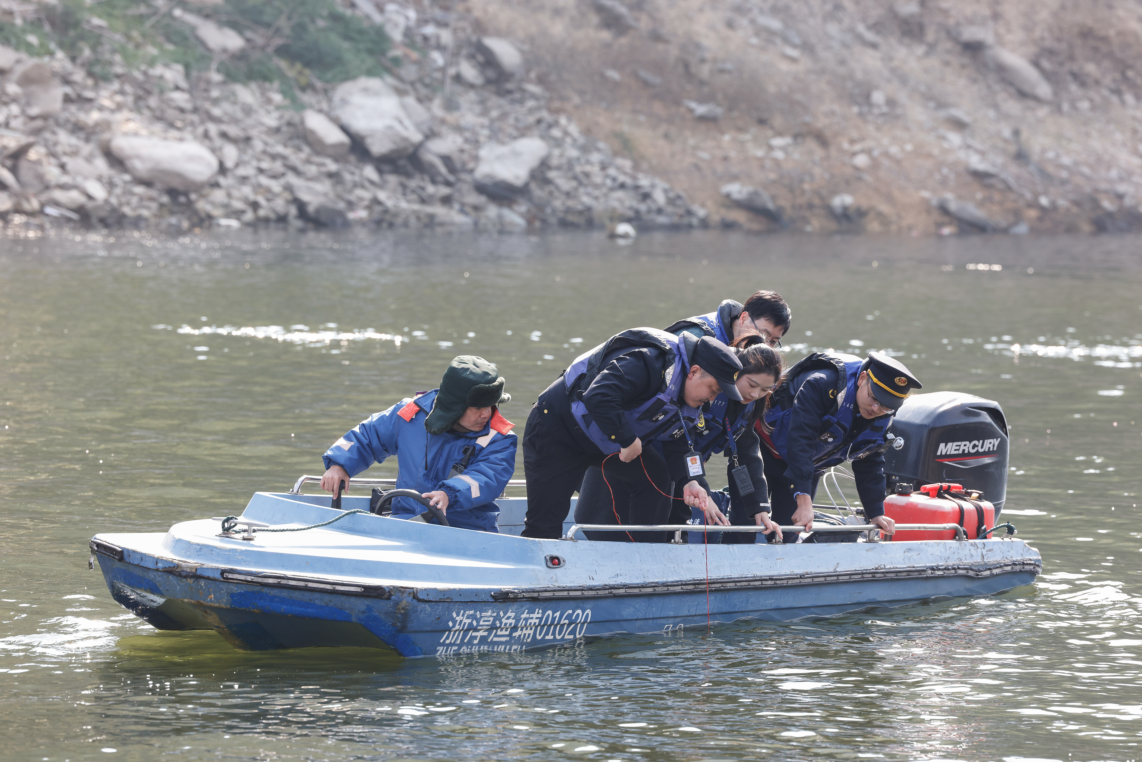 2025年12月4日，浙江杭州淳安縣與安徽黃山歙縣紀(jì)檢監(jiān)察干部及綜合行政執(zhí)法人員對(duì)浙皖交界的新安江鳩坑口水域進(jìn)行常態(tài)化巡河，共同保護(hù)漁業(yè)資源和水域生態(tài)環(huán)境。