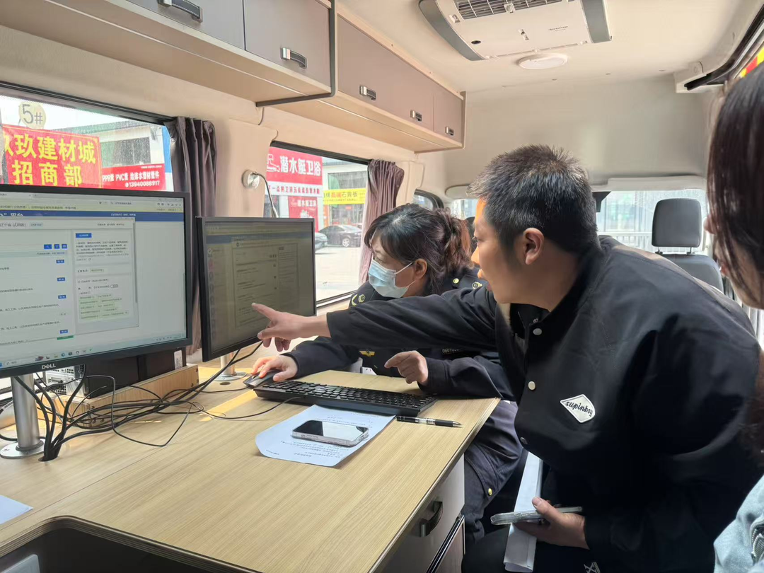 沈陽市大東區(qū)市場監(jiān)督管理局將政務(wù)服務(wù)窗口“搬”到商戶“家門口”，現(xiàn)場為經(jīng)營主體集中辦理并頒發(fā)營業(yè)執(zhí)照。沈陽市營商局供圖