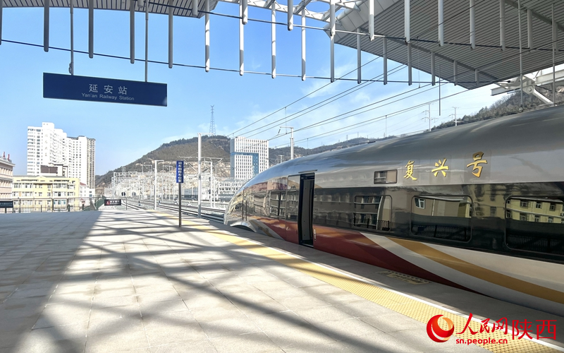 2025年12月26日，C9312次復興號列車抵達延安站。人民網(wǎng)記者 鄧楠攝