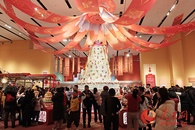 觀眾在中國非物質(zhì)文化遺產(chǎn)館參觀展覽。人民網(wǎng)記者 韋衍行攝