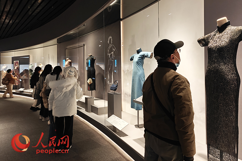 觀眾在上海博物館參觀展覽。人民網(wǎng)記者 韋衍行攝