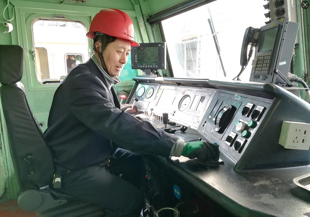 韓文盛正在檢查司機(jī)室操作臺(tái)。張秋生 攝
