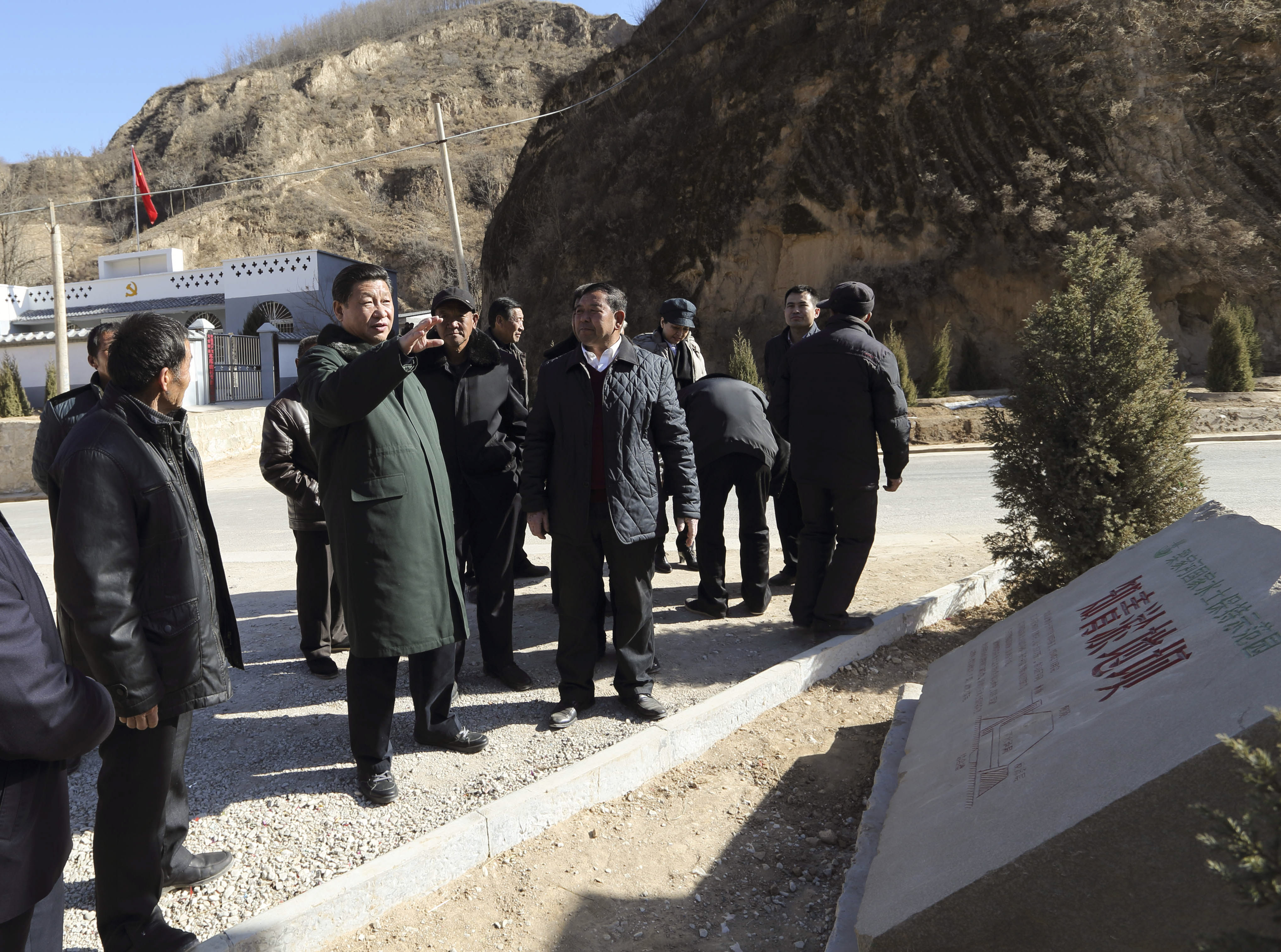 2015年春節(jié)前夕，習(xí)近平來到陜西考察調(diào)研，第一站便來到延安市延川縣梁家河村。新華社 發(fā)