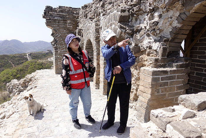 在明長(zhǎng)城遺址上，梅景田給外甥女劉紅巖講述長(zhǎng)城故事。