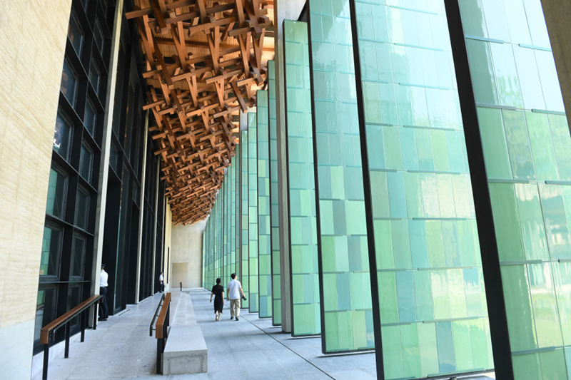 2022年7月23日，杭州國家版本館屋頂?shù)哪緲?gòu)和青瓷門扇相映成趣。