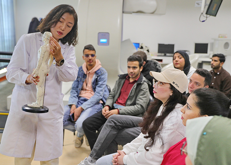 2023年4月19日，河北省秦皇島市中醫(yī)醫(yī)院醫(yī)務(wù)工作者為燕山大學(xué)外國留學(xué)生講解中醫(yī)經(jīng)絡(luò)知識。