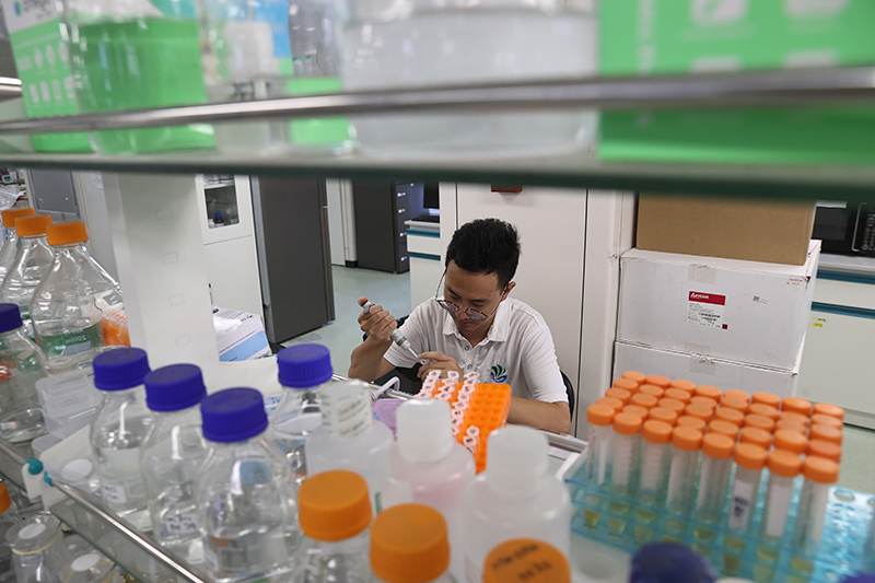 在三亞崖州灣科技城，一名青年科技工作者正在進行科研工作。