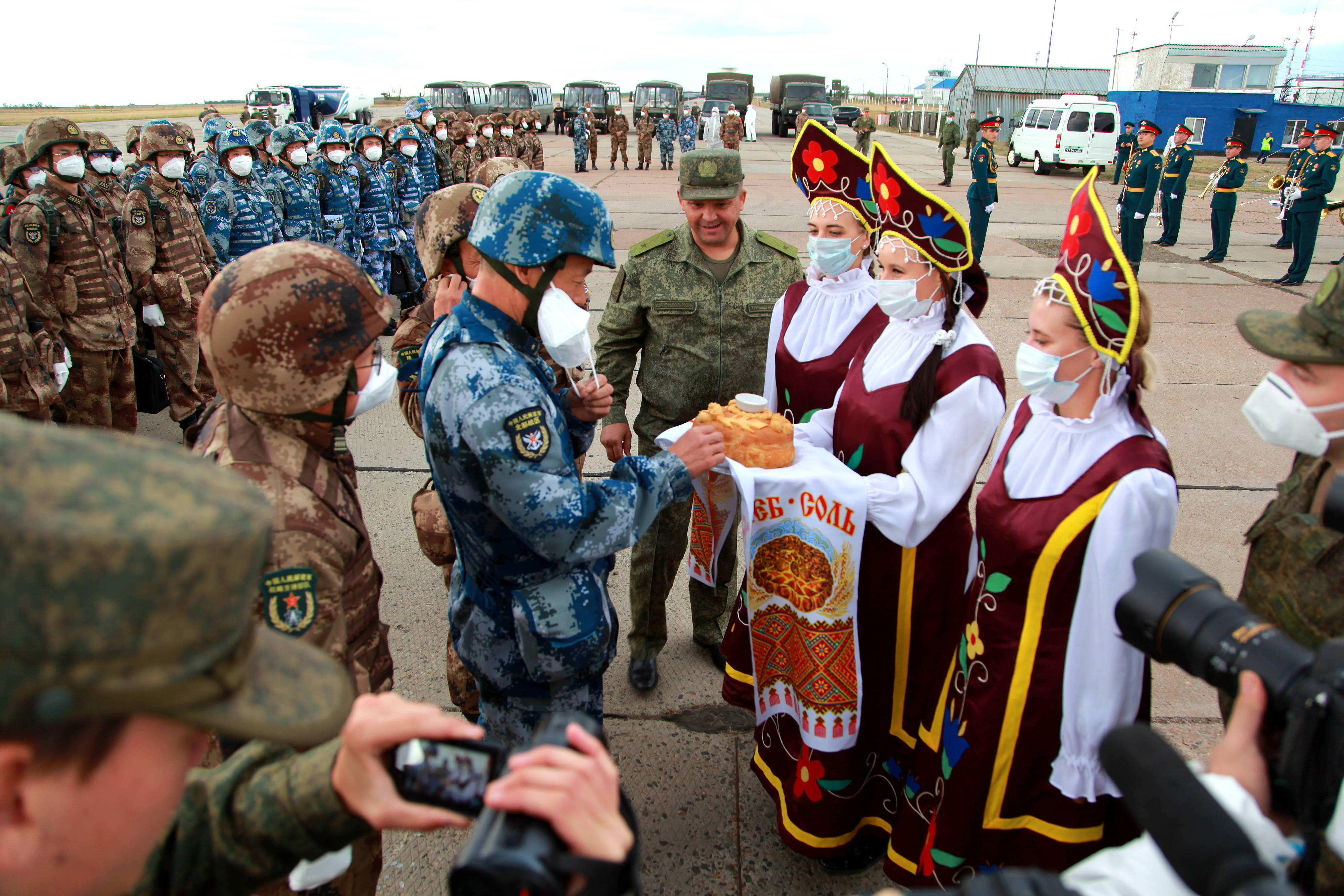 當(dāng)?shù)貢r(shí)間2021年9月10日，跨境參加“和平使命-2021”上海合作組織成員國(guó)聯(lián)合反恐軍演的中方部隊(duì)導(dǎo)演部抵達(dá)俄羅斯奧倫堡“東古茲”靶場(chǎng)演習(xí)地域。圖為俄方人員為中方人員舉行歡迎儀式。