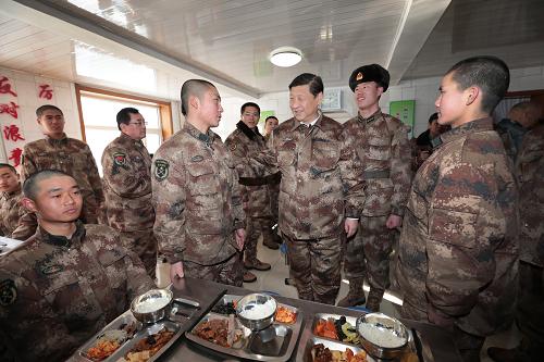 2014年1月26日中午，習近平來到連隊食堂，同戰(zhàn)士們一起用餐。新華社記者 李剛 攝