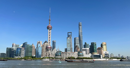 沿蘇州河遠(yuǎn)眺陸家嘴城市建筑群。人民網(wǎng) 馬作鵬 攝