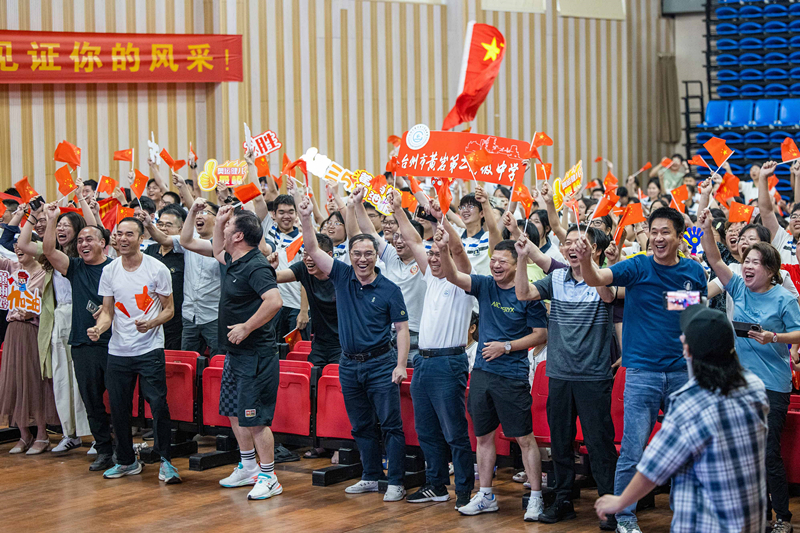 北京時(shí)間7月27日，2024年巴黎奧運(yùn)會(huì)首個(gè)比賽日，在射擊10米氣步槍混合團(tuán)體比賽中，中國選手黃雨婷/盛李豪獲得金牌。圖為黃雨婷的母校師生們通過收看奧運(yùn)直播的方式為她加油助威。