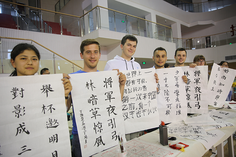 2017年6月5日，來(lái)自青島大學(xué)和中國(guó)石油大學(xué)（華東）的外國(guó)留學(xué)生在展示剛剛現(xiàn)場(chǎng)完成的書(shū)法作品。