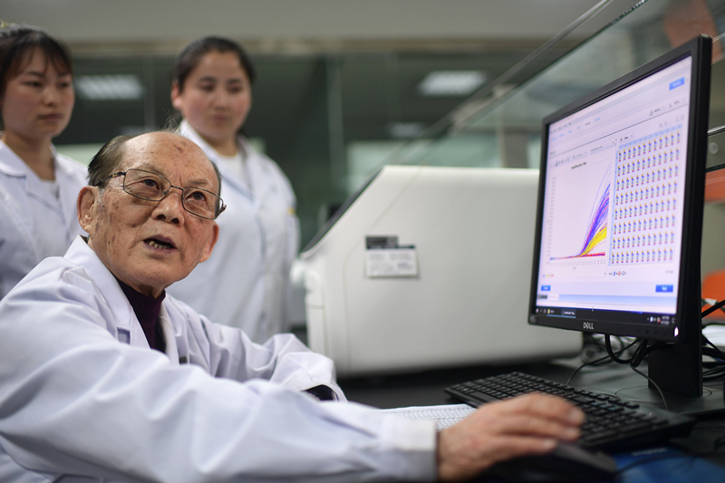 2021年6月17日，吳天一（前）在青海西寧的實(shí)驗(yàn)室內(nèi)和學(xué)生討論。