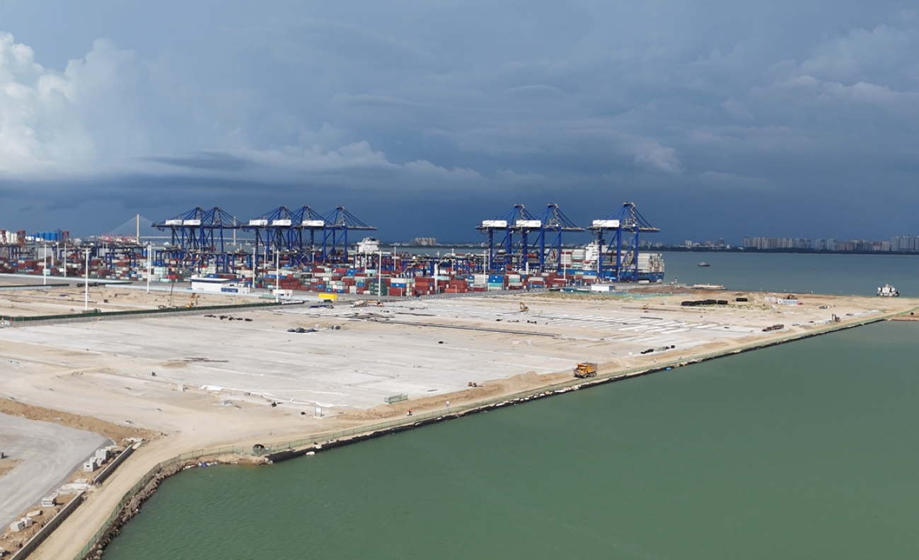 海南洋浦區(qū)域國(guó)際集裝箱樞紐港擴(kuò)建工程項(xiàng)目現(xiàn)場(chǎng)。人民網(wǎng)記者 牛良玉攝