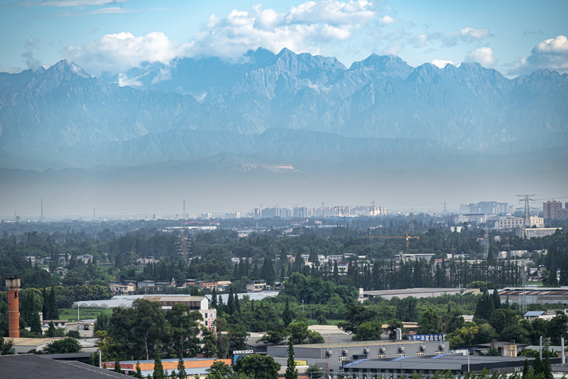 2024年7月1日，成都天氣晴好，遠處雪山清晰可見。