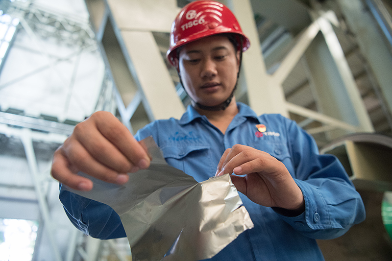 2018年8月8日，山西省太原市，太鋼精密帶鋼公司工作人員用手撕開(kāi)不銹鋼。